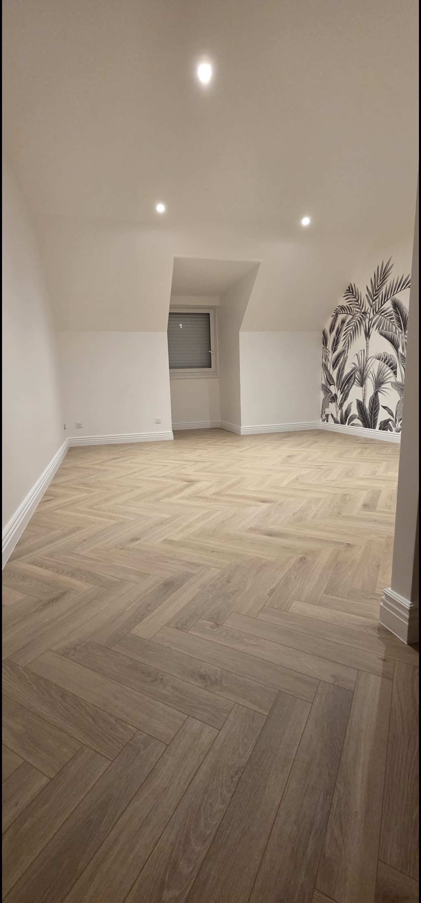 Après – rénovation complète avec parquet et papier panoramique