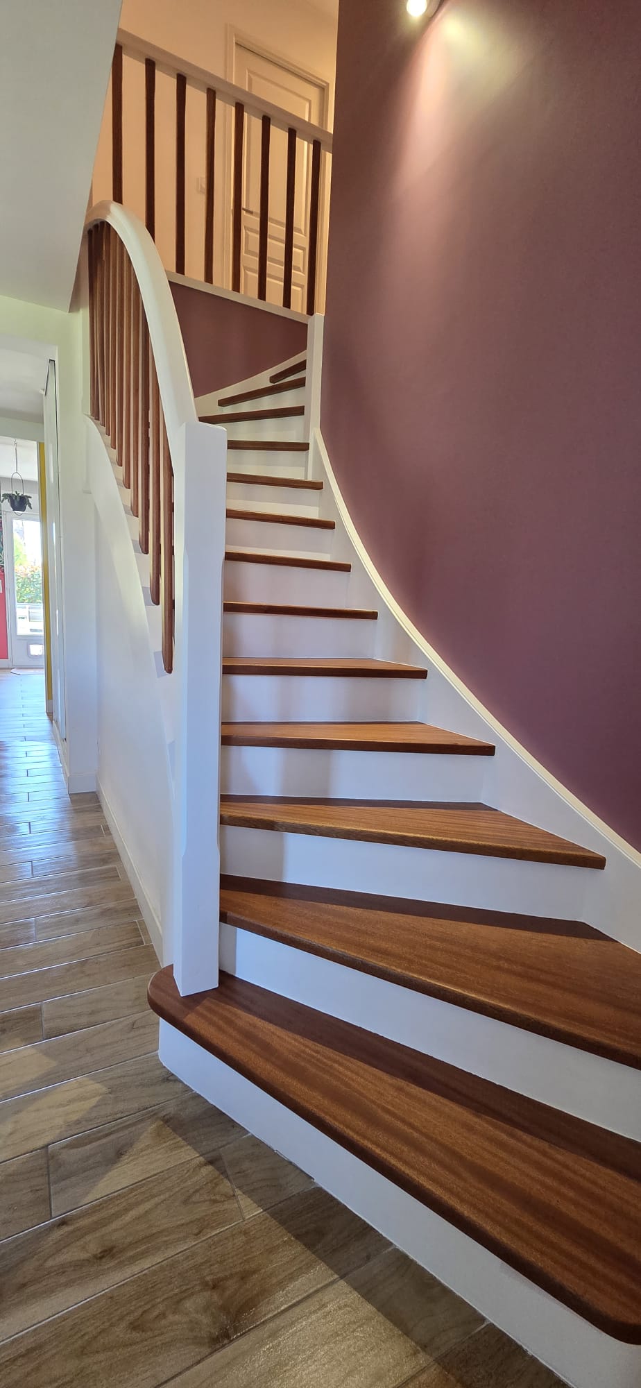 Après – cage d'escalier rénovée, mur peint teinte prune