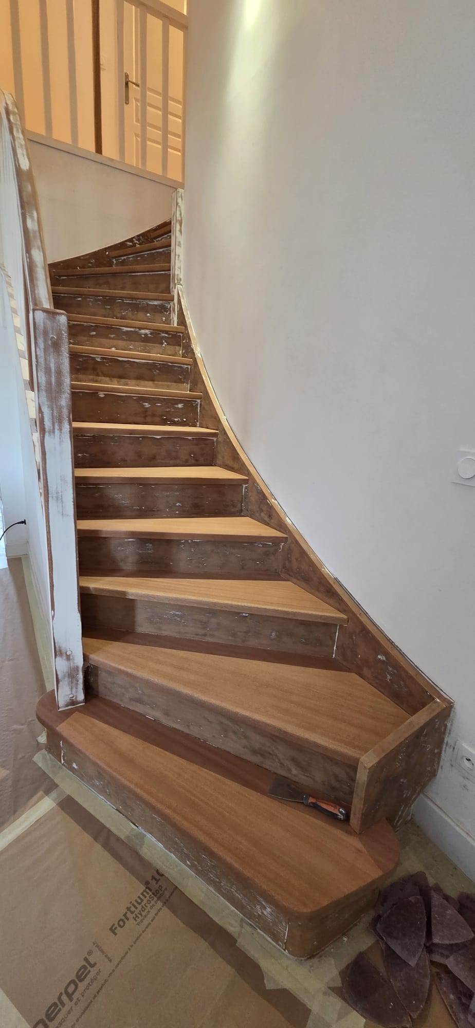 Avant – cage d'escalier en cours de rénovation
